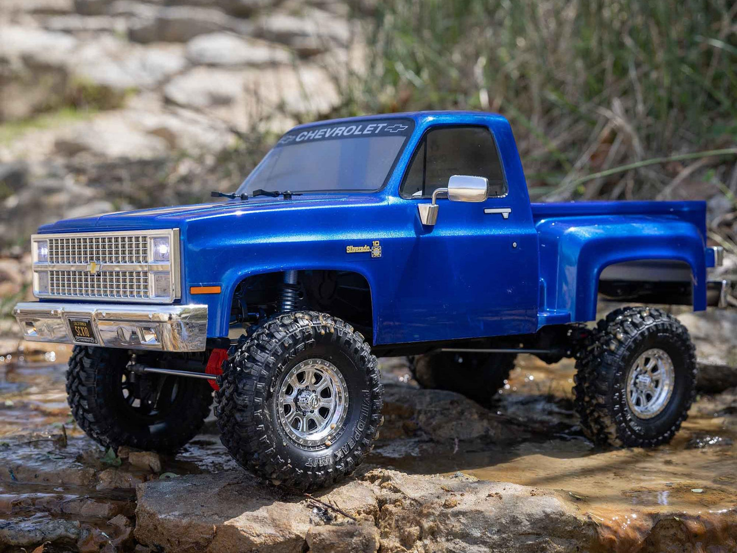 AXIAL 1/10 SCX10 III Base Camp 1982 Chevy K10 4X4 RTR, Blue  AXI03030T1 /  BLACK AXI03030T2 shadow stock